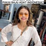 Devoleena Bhattacharjee Instagram - Wahh seru banget hari ini Gopi jalan-jalan keliling Jakarta dan mencoba baju adat Indonesia, ada yang tau ini baju adat dari daerah mana hayoo?? 🥰🥰