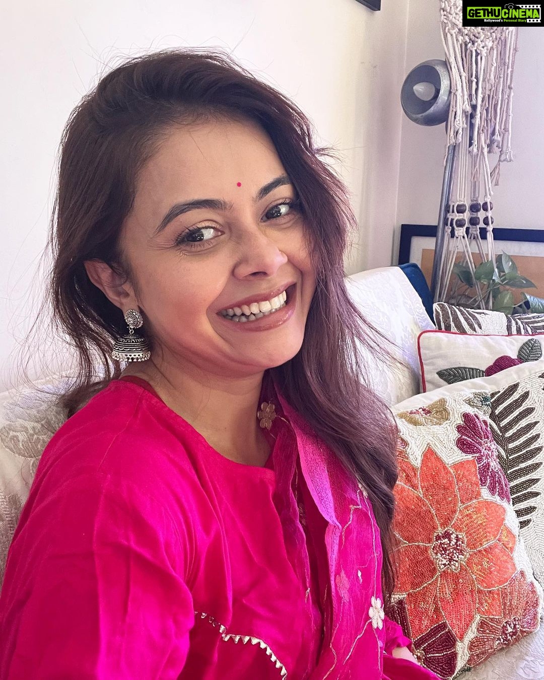 Devoleena Bhattacharjee Instagram - Selfie le li maine. 😃🤩🌺 . . . #devoleena #selfiequeen #funny