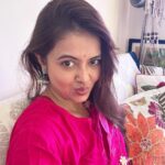 Devoleena Bhattacharjee Instagram - Selfie le li maine. 😃🤩🌺 . . . #devoleena #selfiequeen #funny