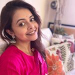 Devoleena Bhattacharjee Instagram - Selfie le li maine. 😃🤩🌺 . . . #devoleena #selfiequeen #funny