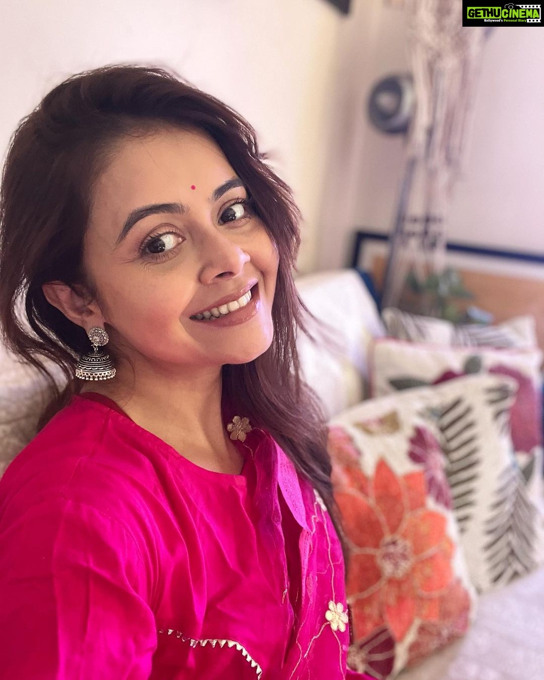 Devoleena Bhattacharjee Instagram - Selfie le li maine. 😃🤩🌺 . . . #devoleena #selfiequeen #funny