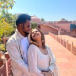Devoleena Bhattacharjee Instagram - Tenu Dhoop Lagiya re..Main Chaoo ban jawaa…❤️🤗😘 @shanwaz7636 . . #devoleena #vacationmode #firstripoftheyear #manymoretocome #thankyou #shaleena