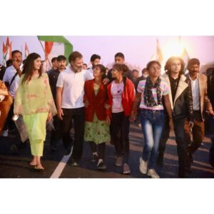 Digangana Suryavanshi Instagram - Very happy to have been a part of #BharatJodoYatra 🙏🏻 
Thank you Rajasthan for the warm welcome and wonderful hospitality 🙏🏻 Thank you @rahulgandhi ji @priyankagandhivadra ji 🙏🏻 

@myshka_fashion X @rimadidthat