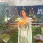 Digangana Suryavanshi Instagram - Aapko aur aapke parivaar ko, hummare parivaar ki oor se Deepaavali parv ki dher sari shubhkamnaye 🙏🏻😇❤️ Outfit by @gopivaiddesigns