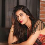 Digangana Suryavanshi Instagram - Sharp... and also 🤓🤓 Photographer - @rk_fotografo Makeup - @kshitija_bhoyar @kalpana_beautystyless Outfit - @labelsimrankatyal Team - @greenlight_media