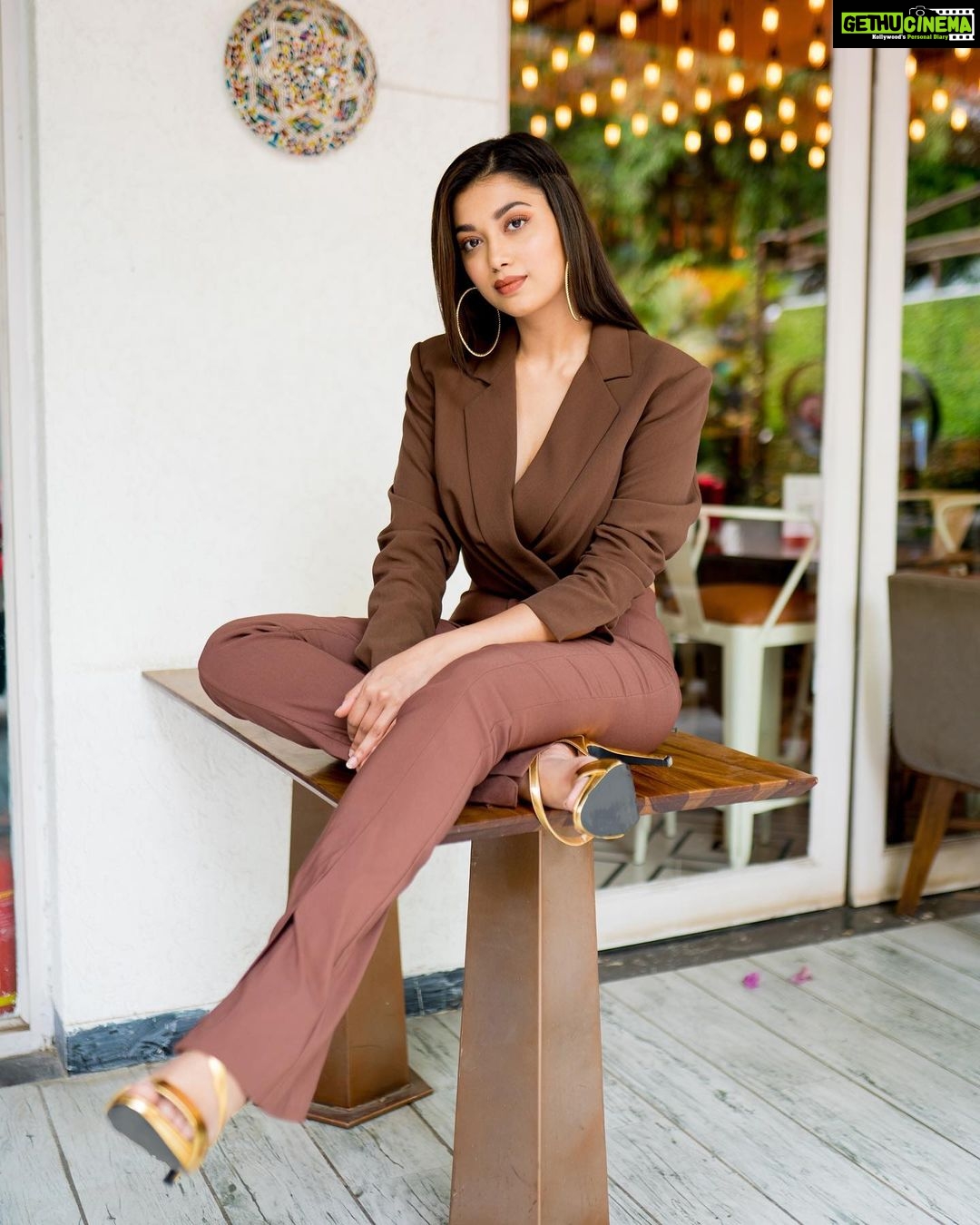Digangana Suryavanshi Instagram - Silence in between the conversation always speaks much more than the conversation in words... - Digangana Stylist: @suraj_singhamour Photographer: @miteshsphotography Makeup: @sushildoesmakeup Hair: @hairstylistshalinisingh Location: @jlwaofficial X @parulchawla9 @picturenkraftofficial