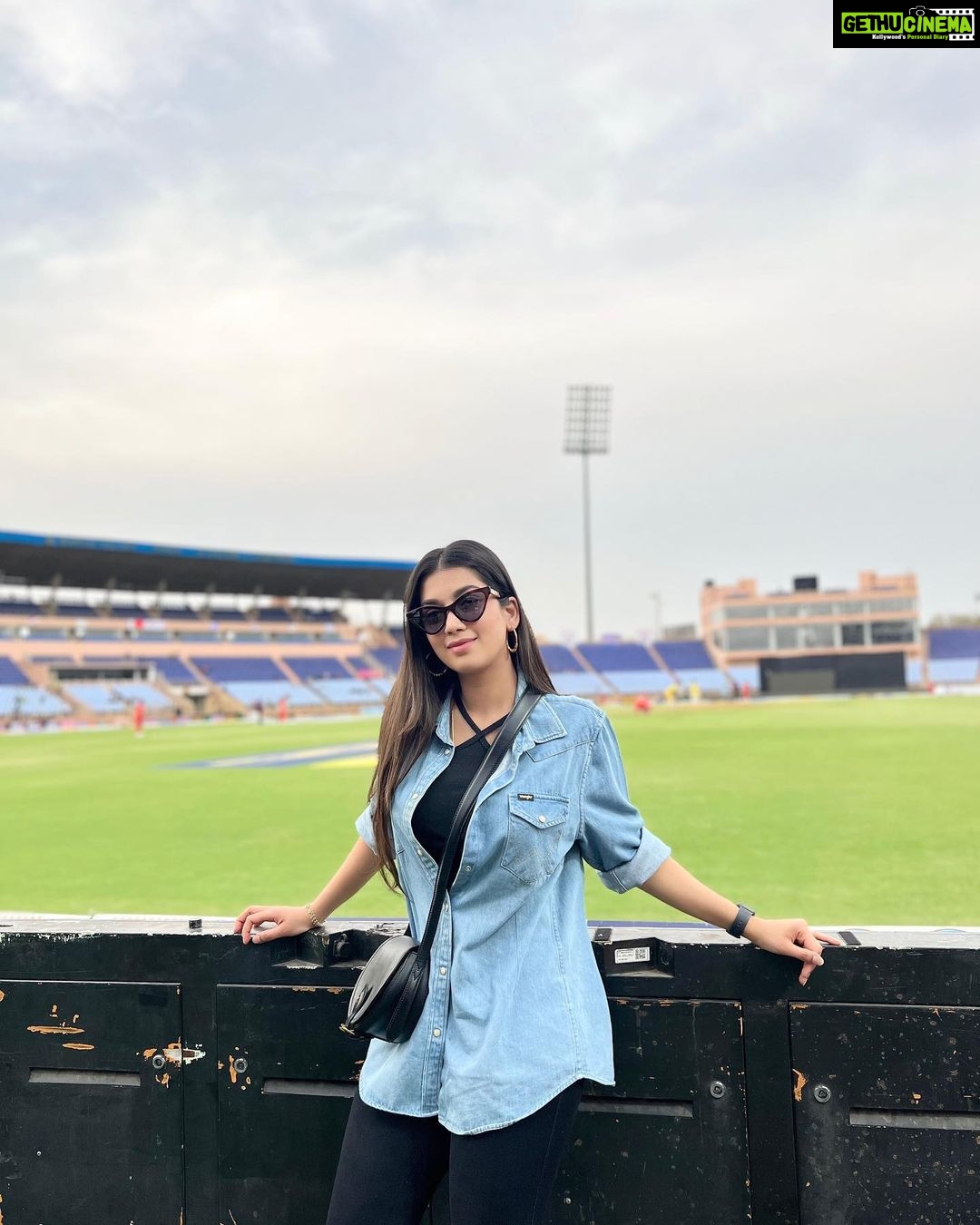 Digangana Suryavanshi Instagram - Had great time supporting my favourite team #teluguwarriors @cclt20 CCL2023 is an experience of entertainment and sportsmanship. It depicts unity in diversity of our country. And #id247 to make our day memorable. Accessorised by me haha Styled by @krishi1606 Wearing @wrangler x @iloveshe.in