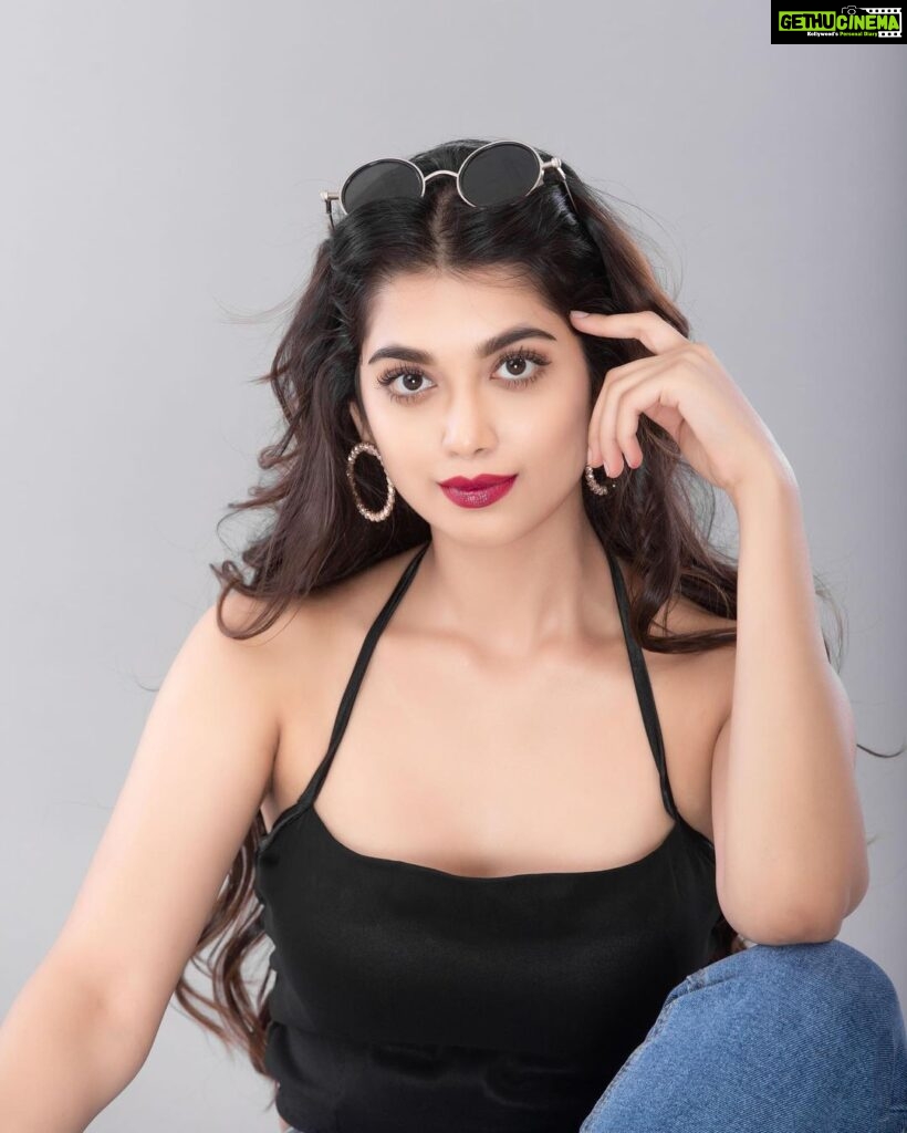 Digangana Suryavanshi Instagram - Serious... swipe... not so serious 👀 Style partner: @styling.your.soul Photographer: @sumitsenphotography Makeup: @makeupby_sushmagohil Crop top by: @labelbyleena Studio: @magicalpxstudio