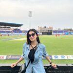 Digangana Suryavanshi Instagram – Had great time supporting my favourite team #teluguwarriors
@cclt20 
CCL2023 is an experience of entertainment and sportsmanship. It depicts unity in diversity of our country.

And #id247 to make our day memorable.

Accessorised by me haha 
Styled by @krishi1606
Wearing @wrangler x @iloveshe.in