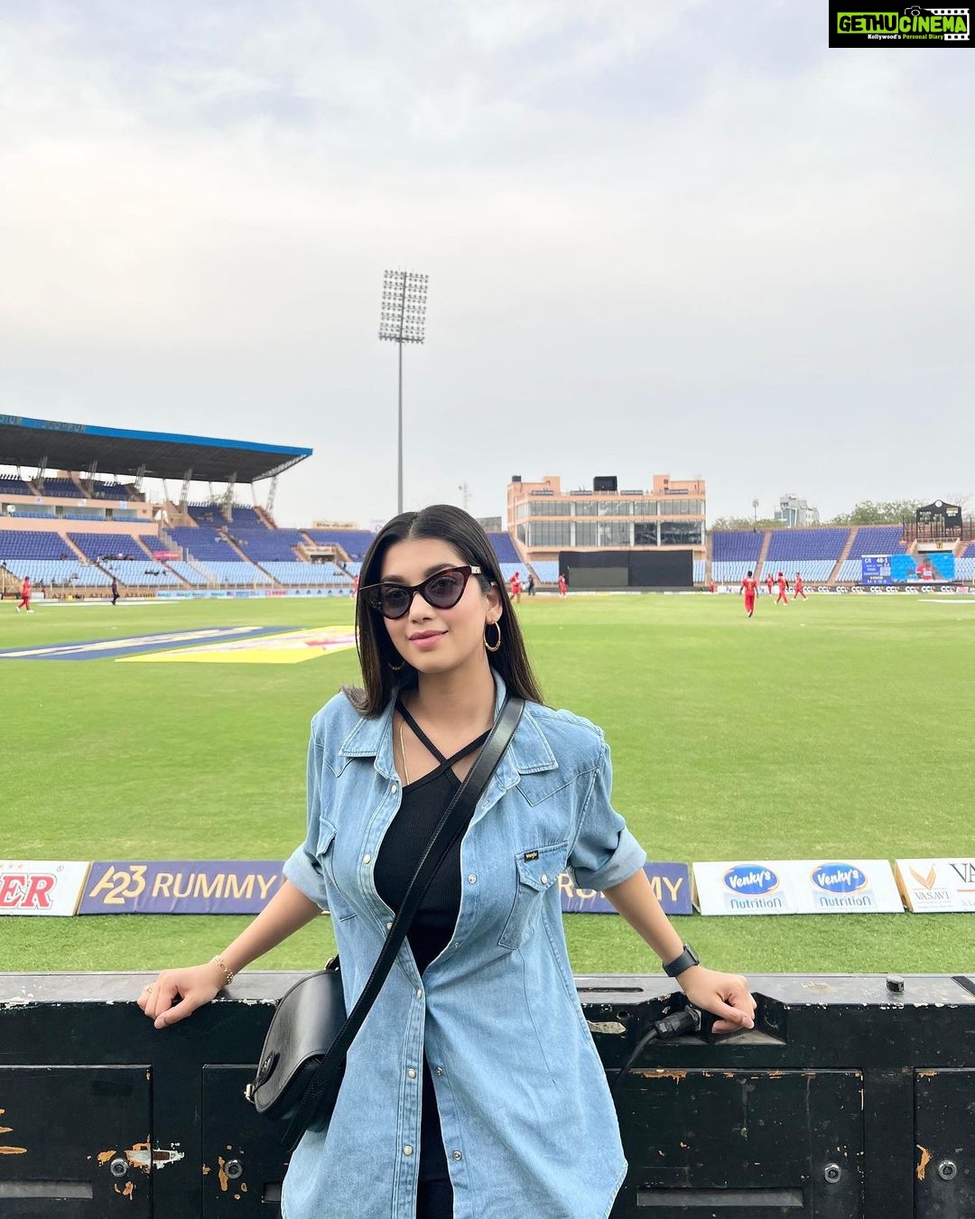 Digangana Suryavanshi Instagram - Had great time supporting my favourite team #teluguwarriors @cclt20 CCL2023 is an experience of entertainment and sportsmanship. It depicts unity in diversity of our country. And #id247 to make our day memorable. Accessorised by me haha Styled by @krishi1606 Wearing @wrangler x @iloveshe.in