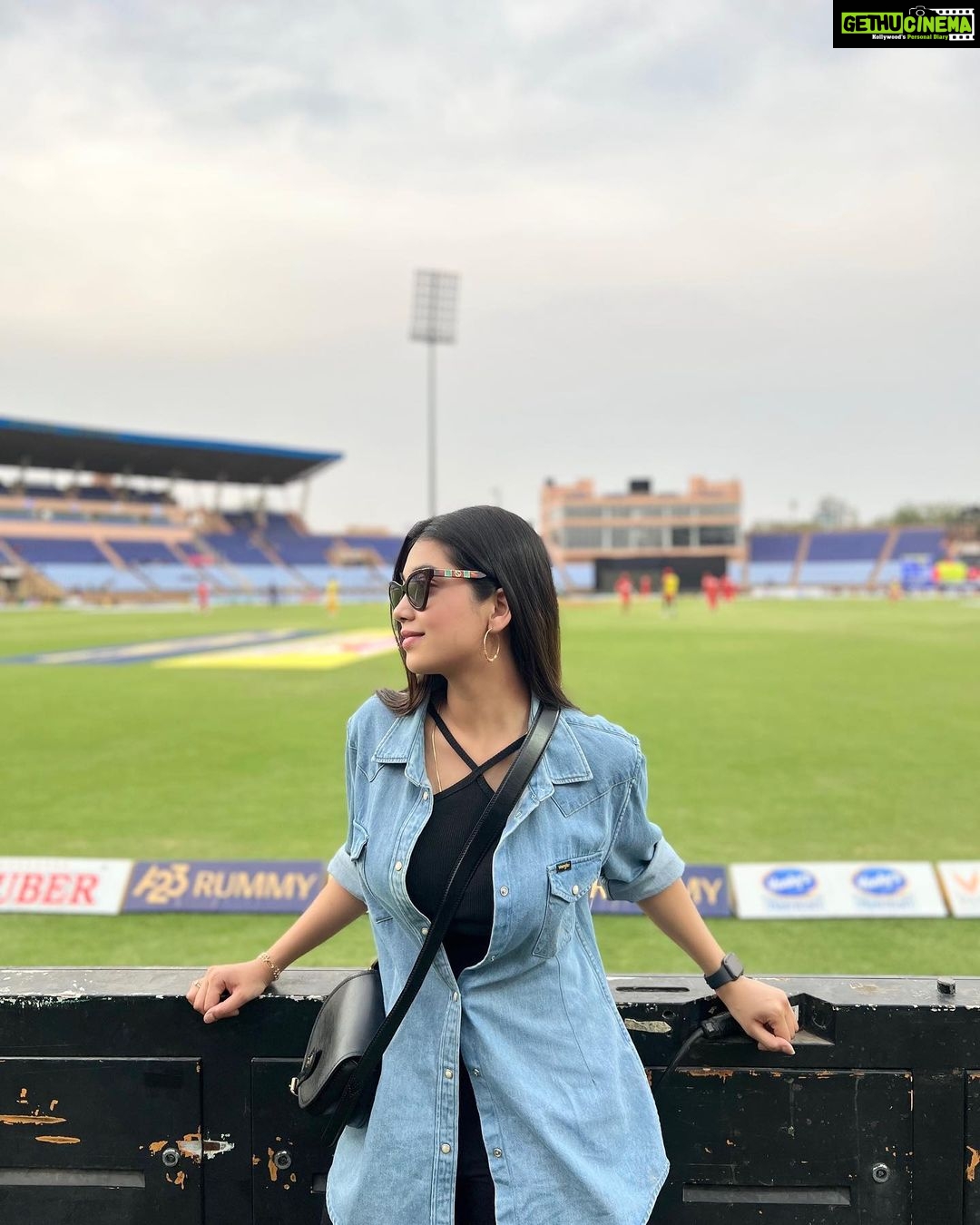 Digangana Suryavanshi Instagram - Had great time supporting my favourite team #teluguwarriors @cclt20 CCL2023 is an experience of entertainment and sportsmanship. It depicts unity in diversity of our country. And #id247 to make our day memorable. Accessorised by me haha Styled by @krishi1606 Wearing @wrangler x @iloveshe.in