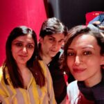 Dipannita Sharma Instagram - I don’t know the last time I had so much fun in the theatres ! The whistles , the cheering , the clapping & bumping into friends who were watching it for the 3rd time … yesssss #pathaan was a full ‘paisa vasool’ experience ! Here’s to #srk #yrf & the team … & Here’s to the power of entertainment ♥️ @krishnasharma7477 @dilsheratwal @visalmisra @khyatimadaan #cinemalover #weekend #pyaar P.S - me trying to do #srk pose hahaha. @arunimasharma_verma this one’s so for you !