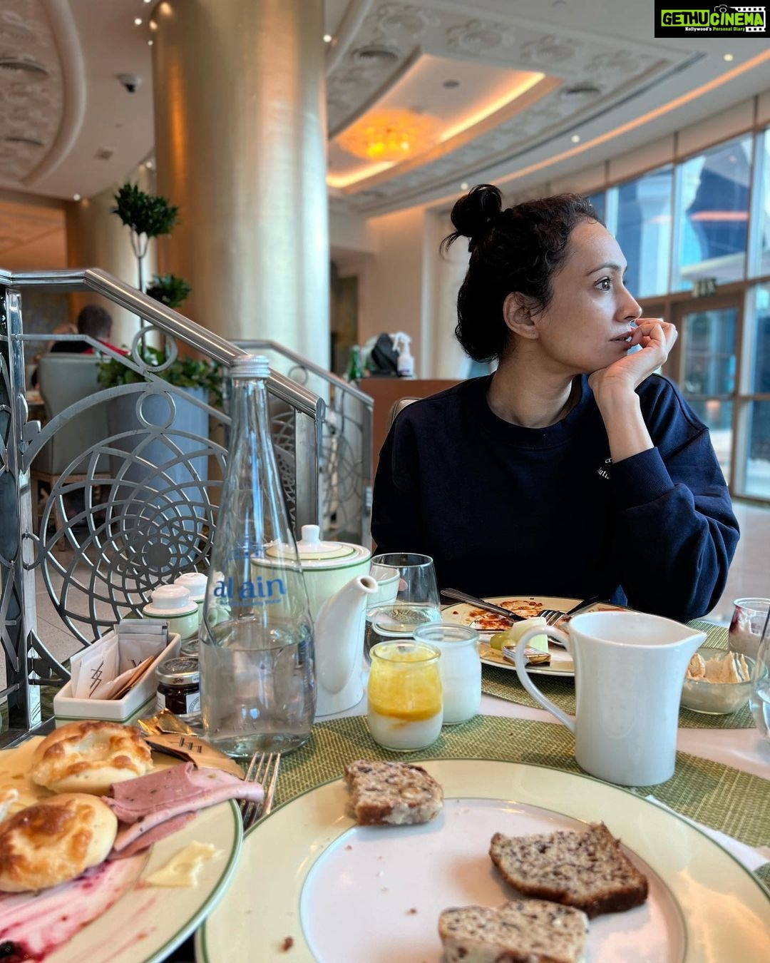 Dipannita Sharma Instagram - Reindeer lighting up the night skies , my drink of the trip ( ginger cinnamon latte ) , the laze daze mornings at breakfast … random favourite moments ♥️ @dilsheratwal #holidays #rasalkhaimah #uae #us #lamhe