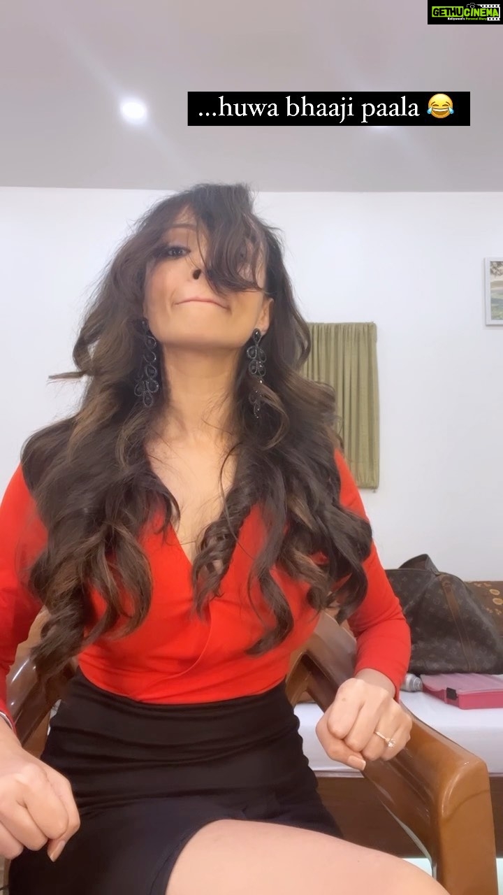 Dipannita Sharma Instagram - Arrrrre main accessory kidhar hai ? 😂 such is life … sometimes #justforfun #vanitystories #justme #ruiningthetrend #reelfeel