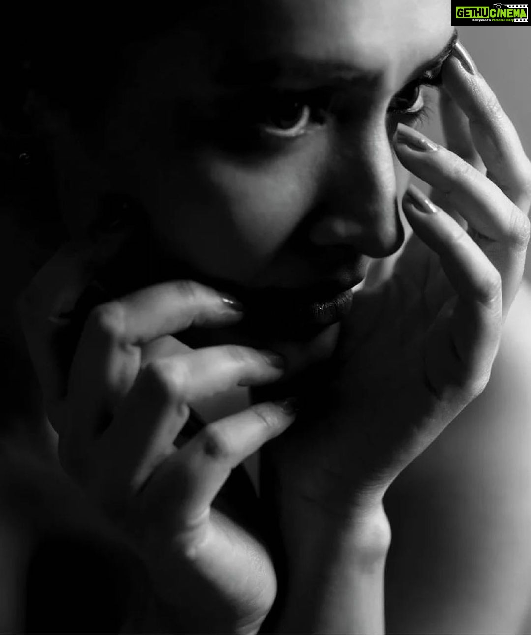 Dipannita Sharma Instagram - π€π€ Photography: @rafique_sayed MUA: @amritakalyanpur #manfrottoimaginemore #godox #bnw_planet_2020 ##blackandwhitephotography #portrait_drama #blackandwhitehumans #project_bnw #BNW_PLANET_2018 #bnw_creatives #masters_in_bnw #Bnw_Madrid #flair_bw #top_bnw #___bodylanguage___ #bnw_rose #bnw_users #bnw_fanatics #BNW_MYSTERY #big_shotz_bw #inspades #inspadesmag #vogue #vogueitalia #cosmopolitanu #blackandwhite