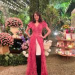 Dipannita Sharma Instagram - 💕💃🏻 @dilsheratwal @shikha._pandit Dull rose long jacket top : @geishadesigns Styled by : @jignasa_ #wedding #sangeet #winters