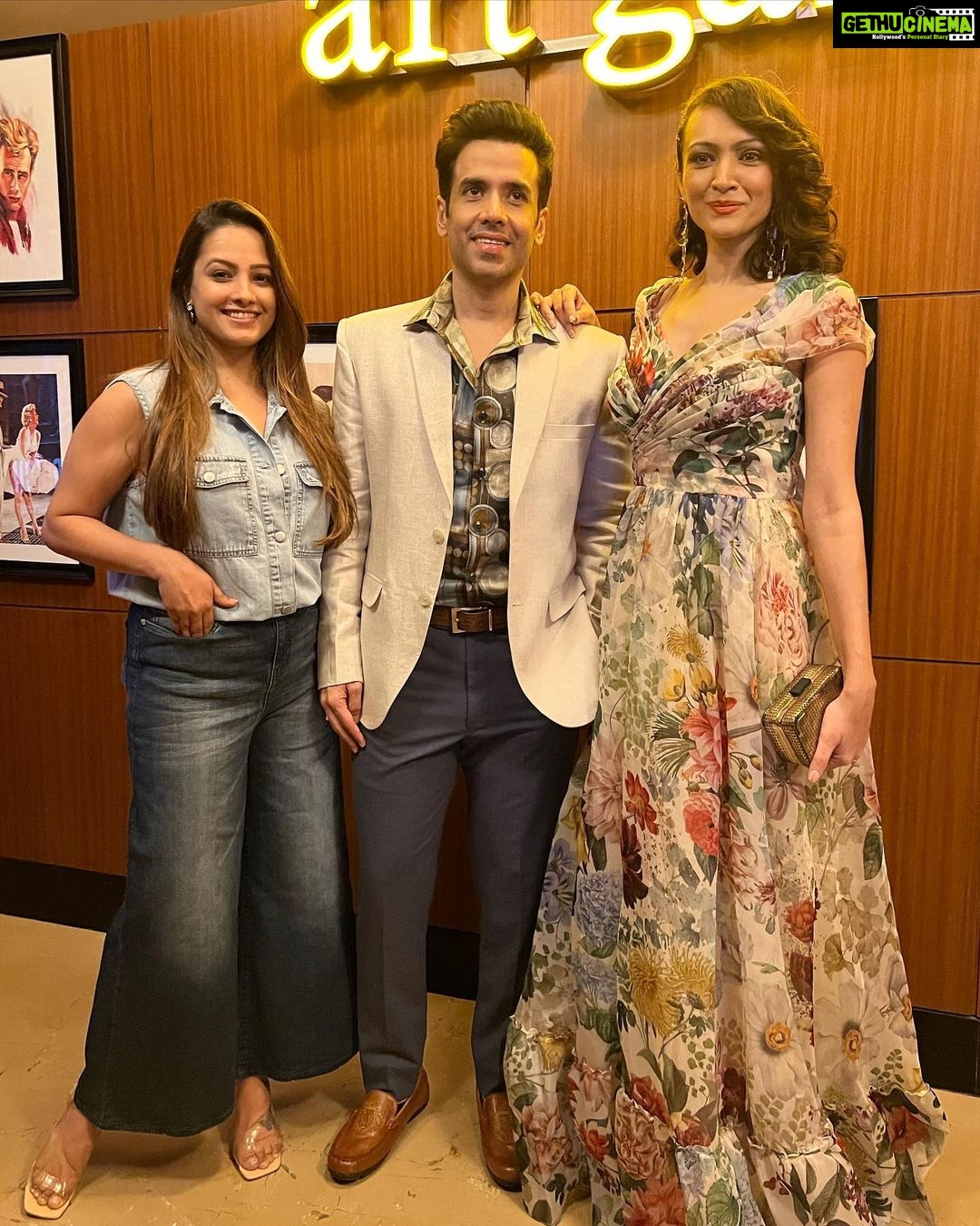 Dipannita Sharma Instagram - The trailer of #Maarich has crossed 10million + views ! Have you watched it yet … moments from the trailer launch with some of the people I absolutely adore … 🤍 Happy happppppyyyyy birthday @tusshark89 ! What super news on your special day !!! More power … #moments #memories #9thdecember Styled by : @jignasa_ Outfit : @geishadesigns Earrings : @elysianoworld