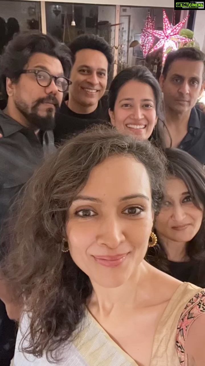 Dipannita Sharma Instagram - What an incredible evening spent in the company of some very lovely people š Thank you so much @madhusdutta for having us over & for the most amazing feast , gosh ! Canāt even begin & for the Pithaaaaaa & the little box of love ⦠couldnāt have been a better way to celebrate #maghbihu , #poushsankranti #lohri together . You made my day Madhu ! So much love & fondness for you always ā„ļø @dilsheratwal @dh1rajkapoor @diyasahgal @studiosahay #bhogalibihu #jayantahazarikasong #mekhelasador #bihuinmumbai #celebrations