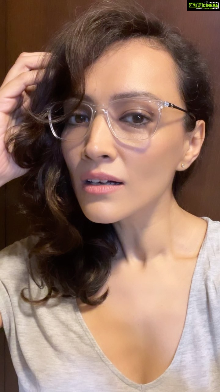 Dipannita Sharma Instagram - New year new vibe 😁 Finally ! chashme lag hi gaye. Filhaal ‘distance’ ke liye , so that I can at least read sign boards & subtitles without squinting 😅 Thoda posing new look mei bhi ! #spectacles #newness #chashme