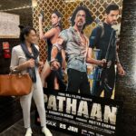 Dipannita Sharma Instagram - I don’t know the last time I had so much fun in the theatres ! The whistles , the cheering , the clapping & bumping into friends who were watching it for the 3rd time … yesssss #pathaan was a full ‘paisa vasool’ experience ! Here’s to #srk #yrf & the team … & Here’s to the power of entertainment ♥️ @krishnasharma7477 @dilsheratwal @visalmisra @khyatimadaan #cinemalover #weekend #pyaar P.S - me trying to do #srk pose hahaha. @arunimasharma_verma this one’s so for you !