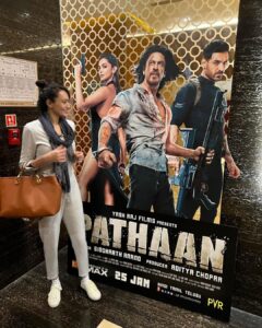 Dipannita Sharma Instagram - I don’t know the last time I had so much fun in the theatres ! The whistles , the cheering , the clapping & bumping into friends who were watching it for the 3rd time … yesssss #pathaan was a full ‘paisa vasool’ experience ! Here’s to #srk #yrf & the team … & Here’s to the power of entertainment ♥️
@krishnasharma7477 @dilsheratwal @visalmisra @khyatimadaan 
#cinemalover #weekend #pyaar 
P.S - me trying to do #srk pose hahaha. @arunimasharma_verma this one’s so for you !