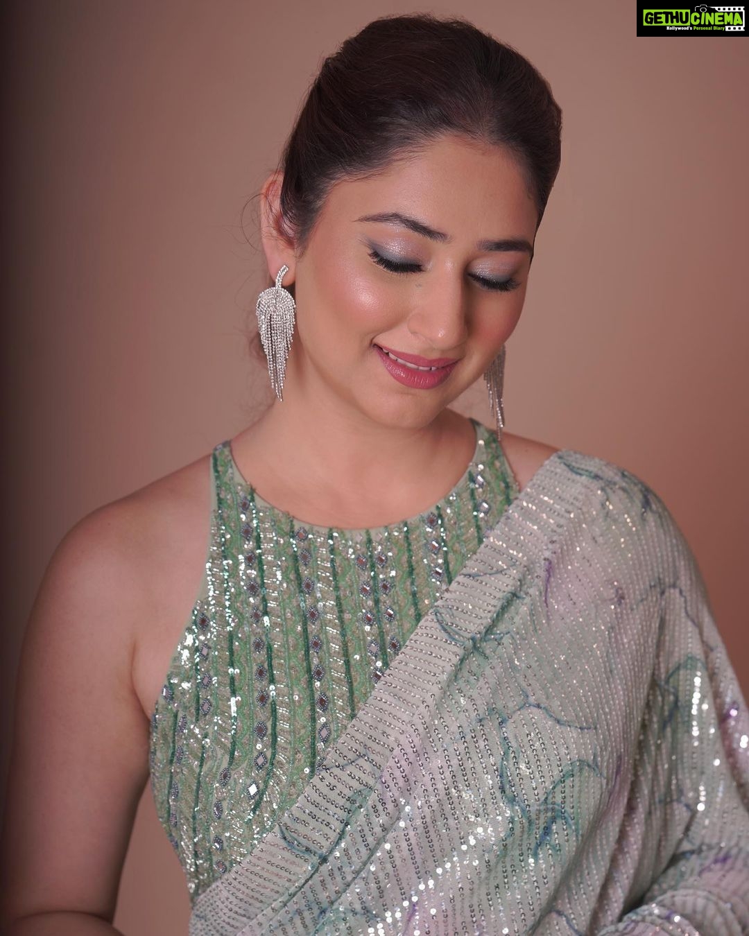 Disha Parmar Instagram - About Last Night! ✨ #ITAAwards2022 . . Makeup by @dishisanghvii Hairstylist @suvarna_hair_stylist Styled by @stylingbyvictor @sohail__mughal___ Saree by : @seasonsmumbai Earrings by : @rubans.in @oakpinionpr Assisted by : @styleby_antara 📸 @iam_rajinamdar