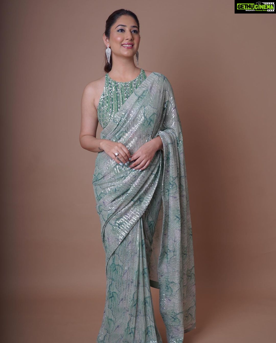 Disha Parmar Instagram - About Last Night! ✨ #ITAAwards2022 . . Makeup by @dishisanghvii Hairstylist @suvarna_hair_stylist Styled by @stylingbyvictor @sohail__mughal___ Saree by : @seasonsmumbai Earrings by : @rubans.in @oakpinionpr Assisted by : @styleby_antara 📸 @iam_rajinamdar