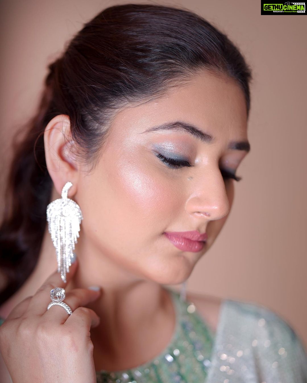 Disha Parmar Instagram - About Last Night! ✨ #ITAAwards2022 . . Makeup by @dishisanghvii Hairstylist @suvarna_hair_stylist Styled by @stylingbyvictor @sohail__mughal___ Saree by : @seasonsmumbai Earrings by : @rubans.in @oakpinionpr Assisted by : @styleby_antara 📸 @iam_rajinamdar