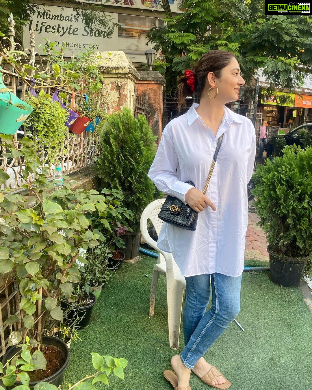 Disha Parmar Instagram - थोड़ा सा हसाके.. थोड़ा सा रुलाके.. पल यह भी जाने वाला है… 🤍