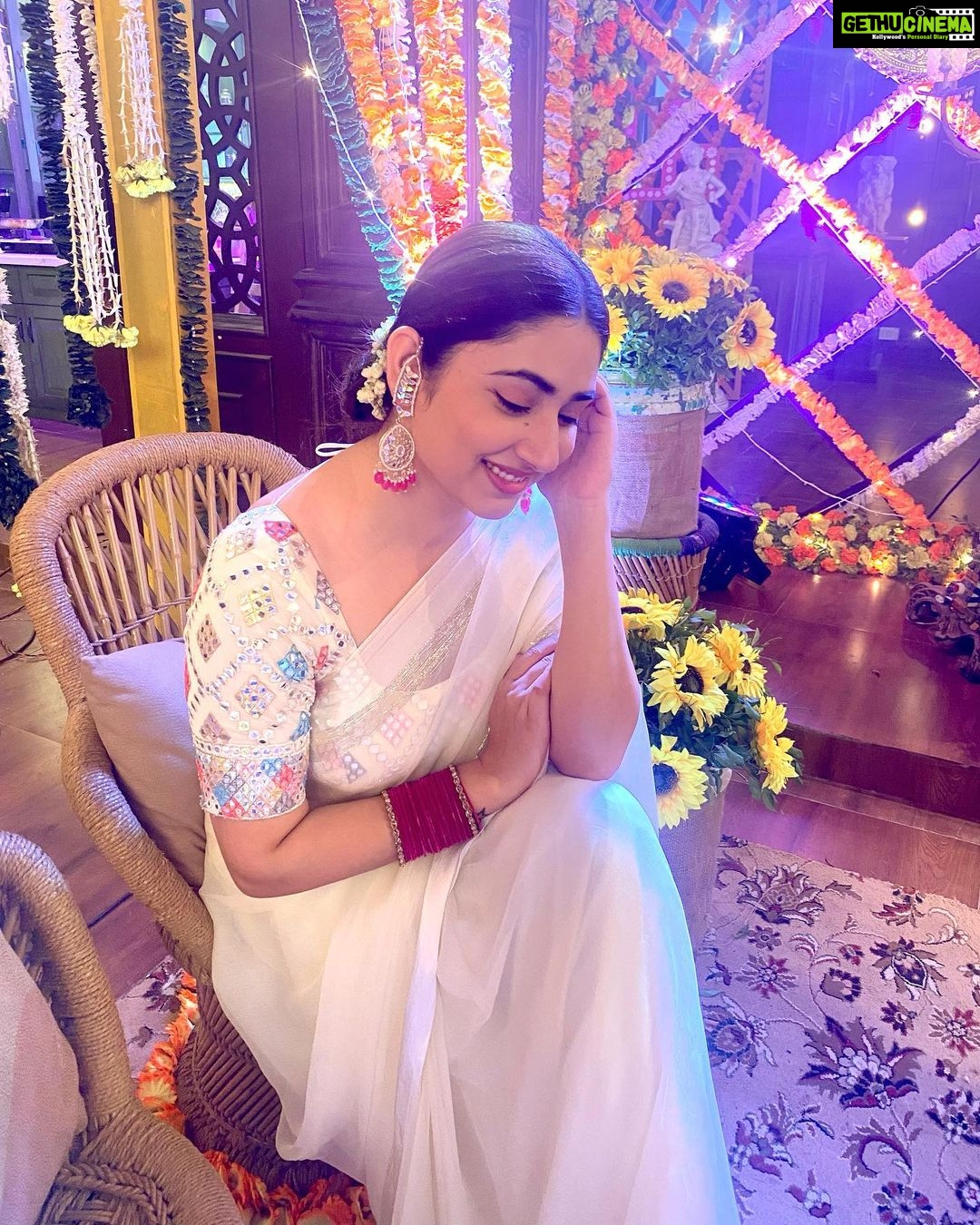 Disha Parmar Instagram - किसने कहा इश्क़ का रंग सिर्फ़ लाल होता हैं ॥ 🦢🤍
