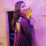 Disha Parmar Instagram - Backless पहन के ऐसे पोज़ करना इस compulsory.. 💁🏻‍♀️🙇🏻‍♀️