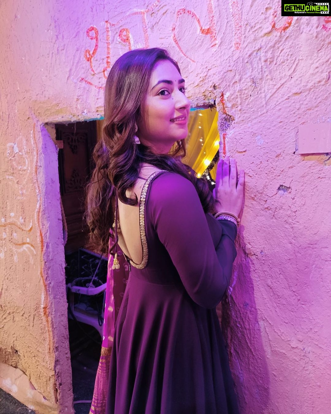 Disha Parmar Instagram - Backless पहन के ऐसे पोज़ करना इस compulsory.. 💁🏻♀️🙇🏻♀️