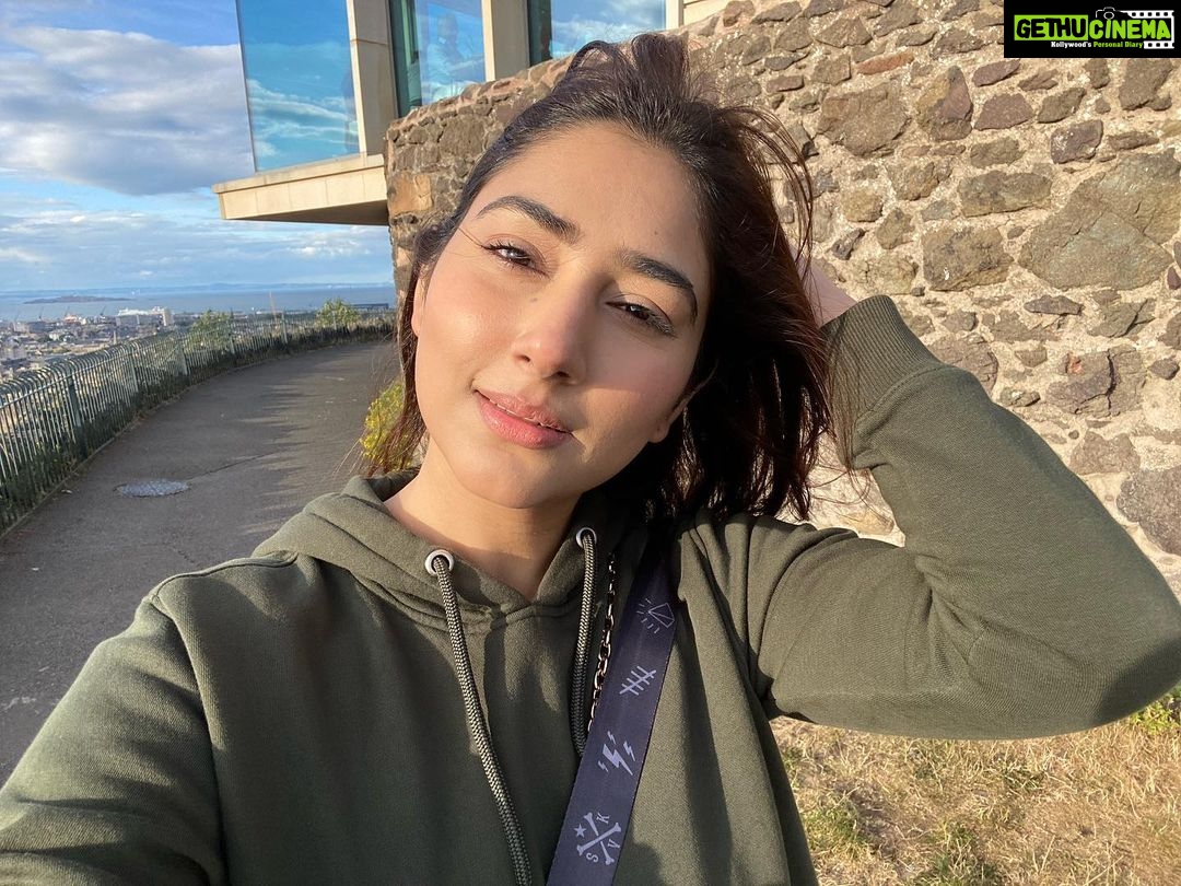 Disha Parmar Instagram - The Wind & The Sun are free. 🦄