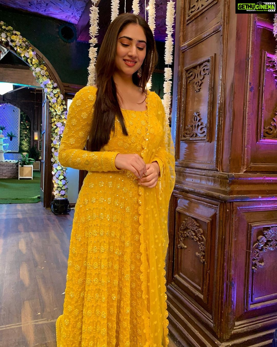 Disha Parmar Instagram - You had me at Yellow! ☀️