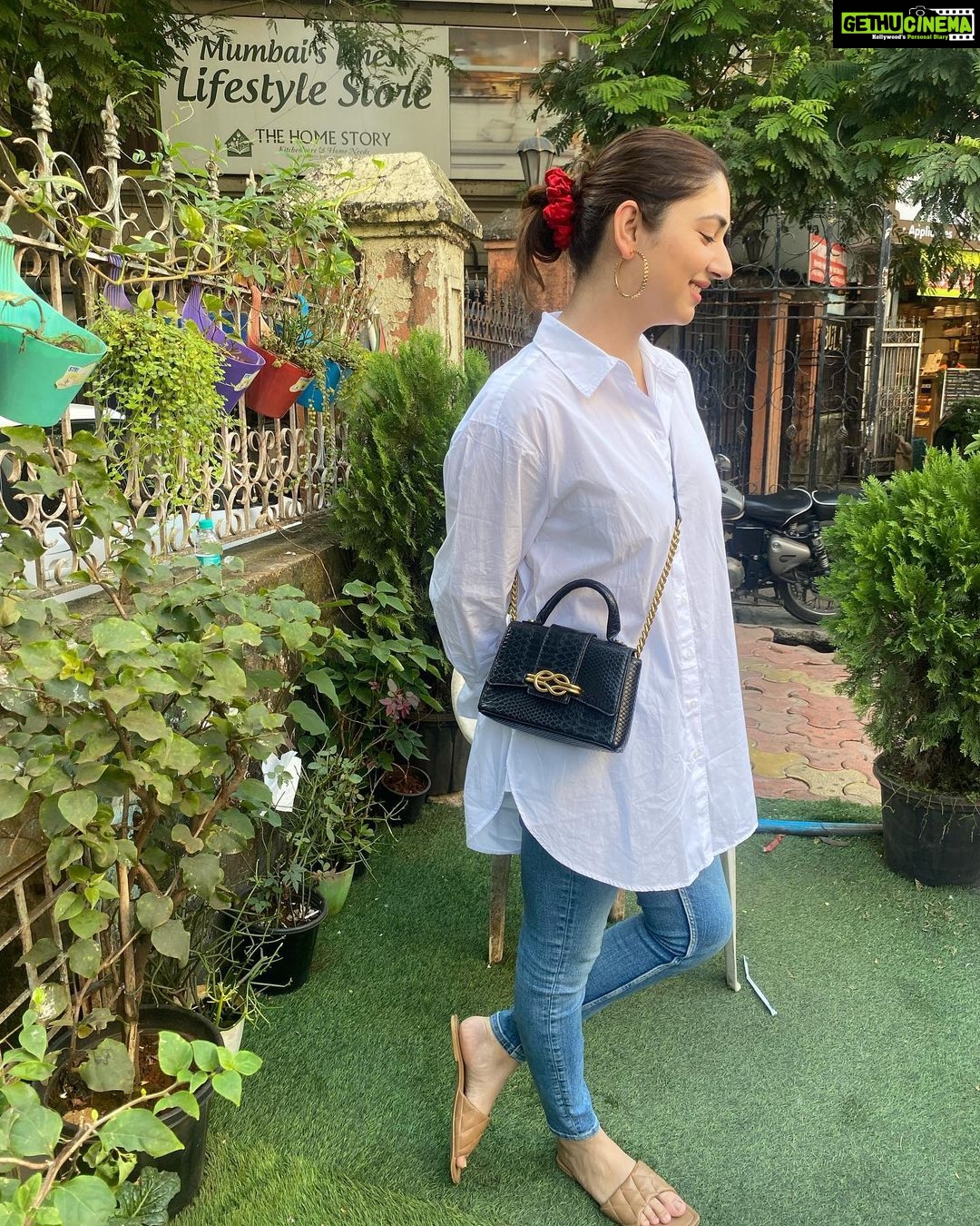 Disha Parmar Instagram - थोड़ा सा हसाके.. थोड़ा सा रुलाके.. पल यह भी जाने वाला है… 🤍