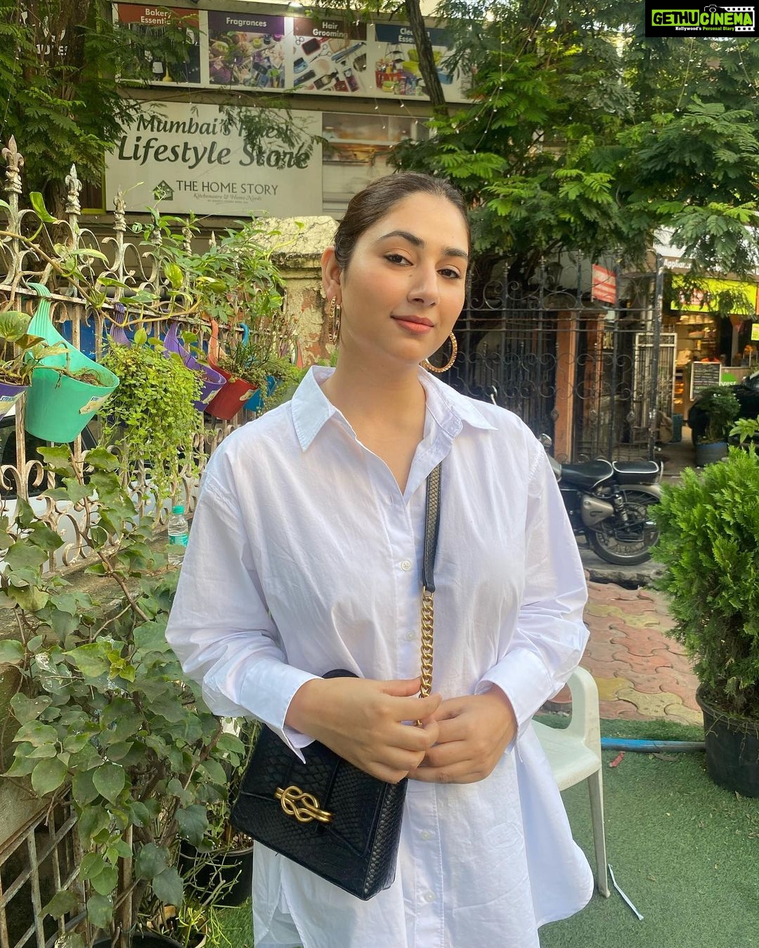Disha Parmar Instagram - थोड़ा सा हसाके.. थोड़ा सा रुलाके.. पल यह भी जाने वाला है… 🤍