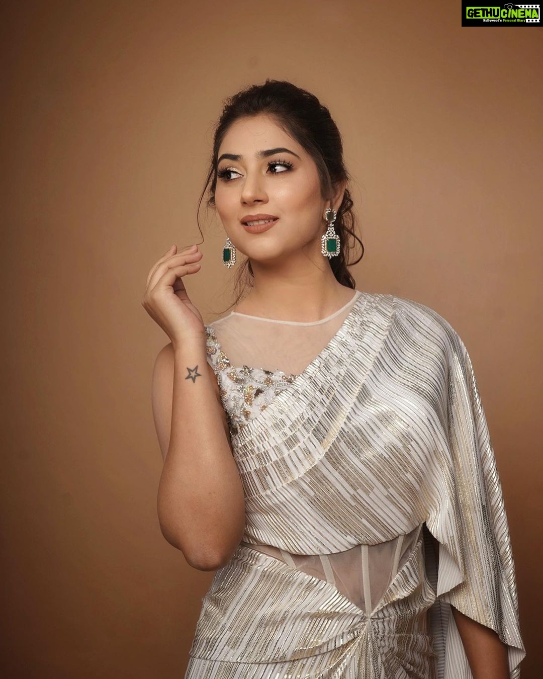 Disha Parmar Instagram - Happy lill’ Thang 🌻 . . Outfit by @kaaishabyshalini Eaarings by @mairaabyambica Styled by @pratikshachandak Assisted by @alishapatro95 Makeup by @komalkumavat_makeovers Hair by @sabahairstylist 📸 @iam_rajinamdar