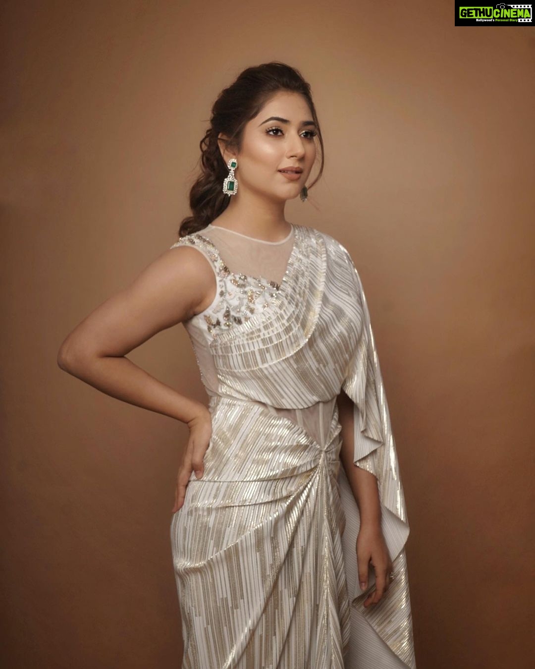 Disha Parmar Instagram - Happy lill’ Thang 🌻 . . Outfit by @kaaishabyshalini Eaarings by @mairaabyambica Styled by @pratikshachandak Assisted by @alishapatro95 Makeup by @komalkumavat_makeovers Hair by @sabahairstylist 📸 @iam_rajinamdar