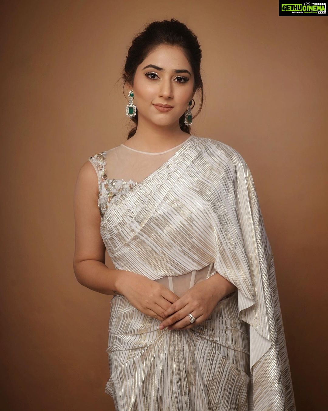 Disha Parmar Instagram - Happy lill’ Thang 🌻 . . Outfit by @kaaishabyshalini Eaarings by @mairaabyambica Styled by @pratikshachandak Assisted by @alishapatro95 Makeup by @komalkumavat_makeovers Hair by @sabahairstylist 📸 @iam_rajinamdar
