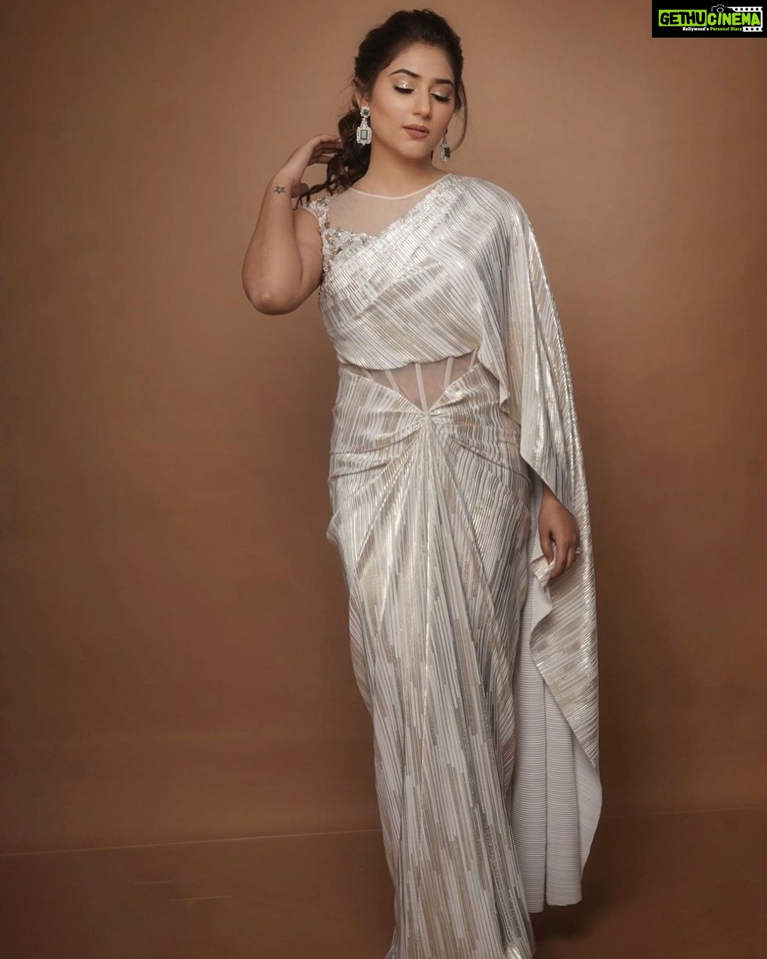 Disha Parmar Instagram - Happy lill’ Thang 🌻 . . Outfit by @kaaishabyshalini Eaarings by @mairaabyambica Styled by @pratikshachandak Assisted by @alishapatro95 Makeup by @komalkumavat_makeovers Hair by @sabahairstylist 📸 @iam_rajinamdar