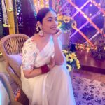 Disha Parmar Instagram - किसने कहा इश्क़ का रंग सिर्फ़ लाल होता हैं ॥ 🦢🤍