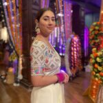Disha Parmar Instagram - किसने कहा इश्क़ का रंग सिर्फ़ लाल होता हैं ॥ 🦢🤍