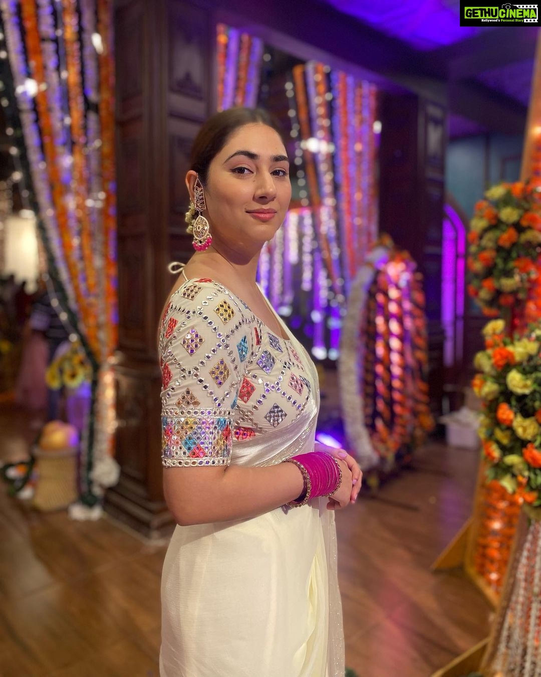 Disha Parmar Instagram - किसने कहा इश्क़ का रंग सिर्फ़ लाल होता हैं ॥ 🦢🤍