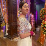 Disha Parmar Instagram - किसने कहा इश्क़ का रंग सिर्फ़ लाल होता हैं ॥ 🦢🤍