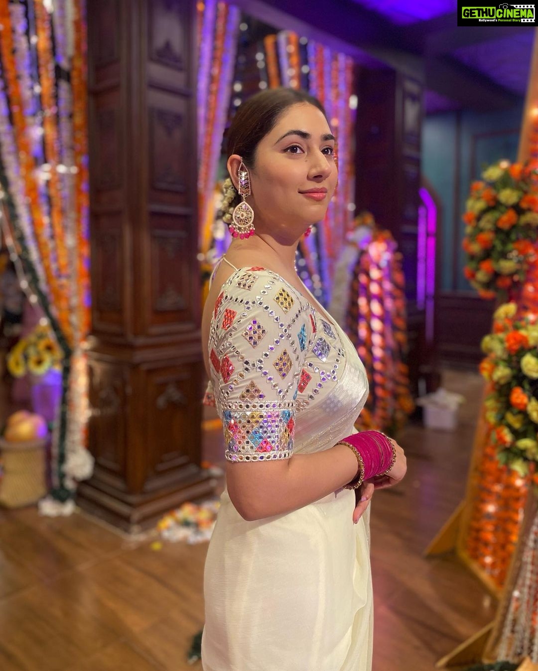 Disha Parmar Instagram - किसने कहा इश्क़ का रंग सिर्फ़ लाल होता हैं ॥ 🦢🤍
