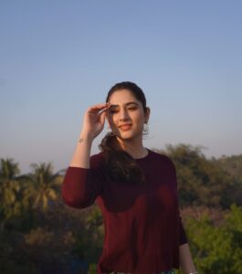 Disha Parmar Instagram - POV : Dhoop lag rahi hai lekin pose bhi karna hai.. ☀️🙆🏻‍♀️