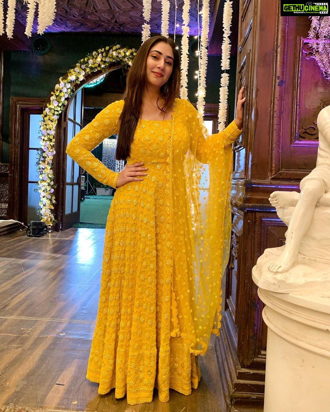 Disha Parmar Instagram - You had me at Yellow! ☀️