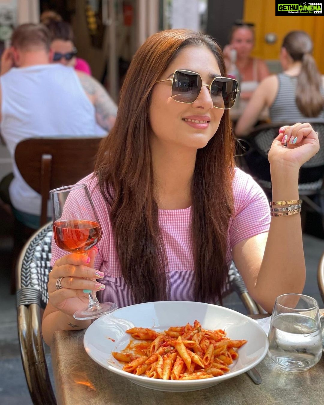 Disha Parmar Instagram - On a Strict Pasta & Rosé Diet! ♥️🍝 St Christopher's Place, London