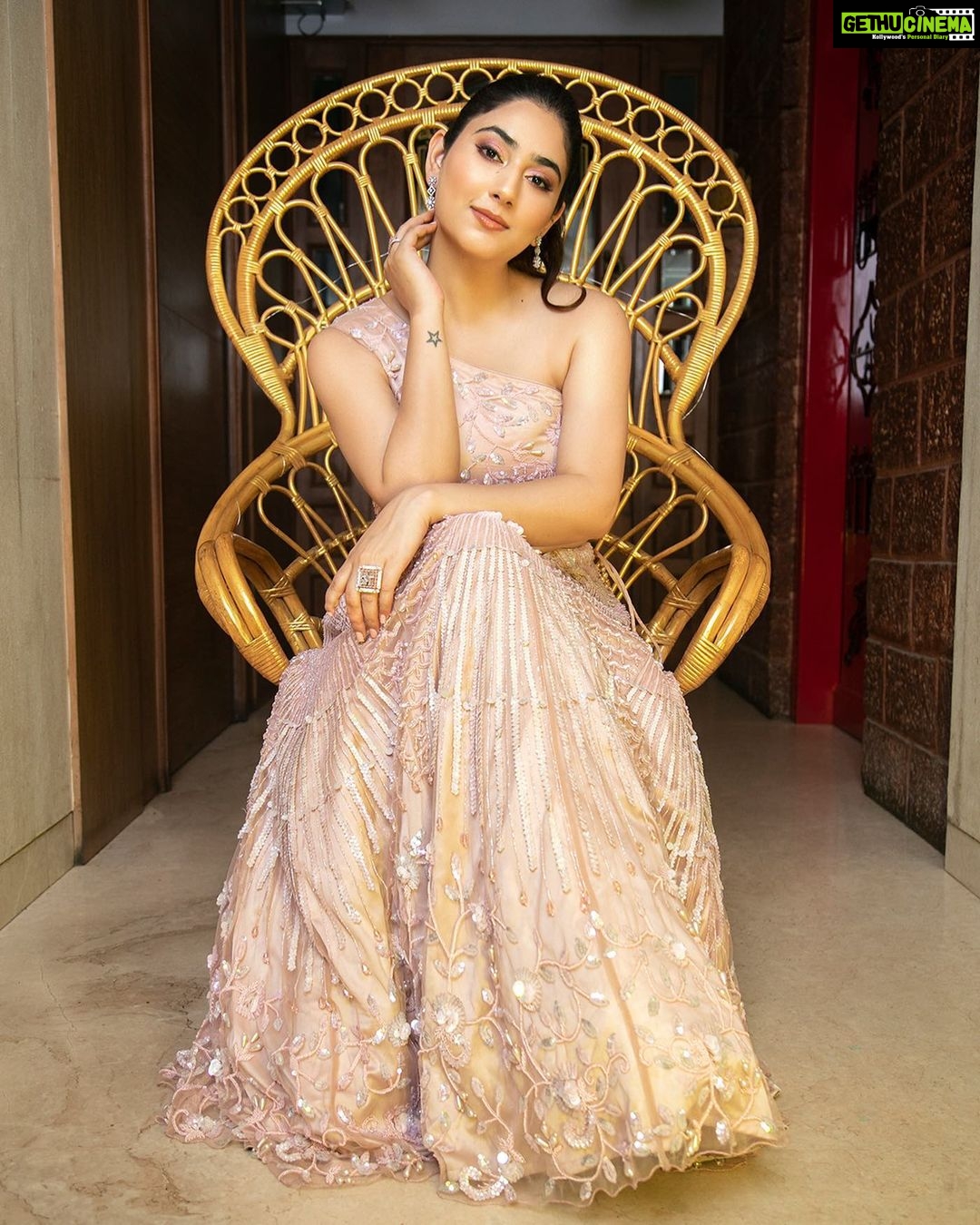 Disha Parmar Instagram - लब पे एक बात बदी देर के बाद आयी है.. चाँदनी रात… 🥀🌙 On the cover of @fablookmagazine Styled by @milliarora7777 @mitushigupta Wearing @bareandblur Jewels @sonisapphire Mua @dishisanghvii Hair @sunny_hairr Assisted by @kavitaparmar_makeup_hair Heels @pabishfootwears Shot by @tanmaymainkarstudio Location @maximusstudiomumbai
