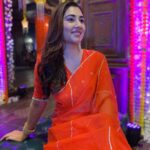 Disha Parmar Instagram - 🍊🍭 Found my official photographer on set - @reenaaggarwal2 ♥️😘